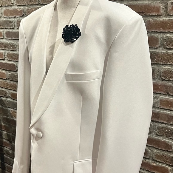 Men’s Elegant White Dinner Jacket with Black Boutonnière. - Picture 4 of 4